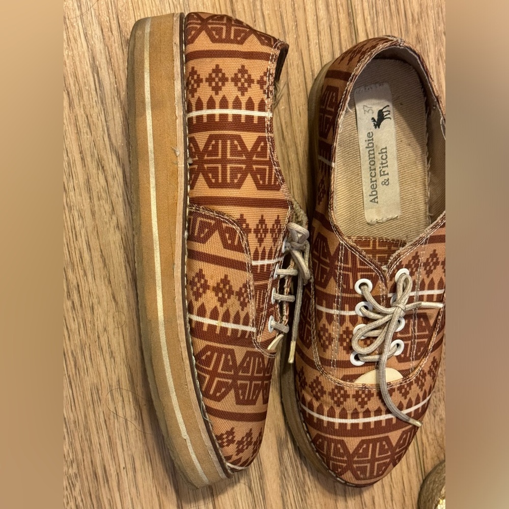 Patterned sneakers 7, 7.5 US